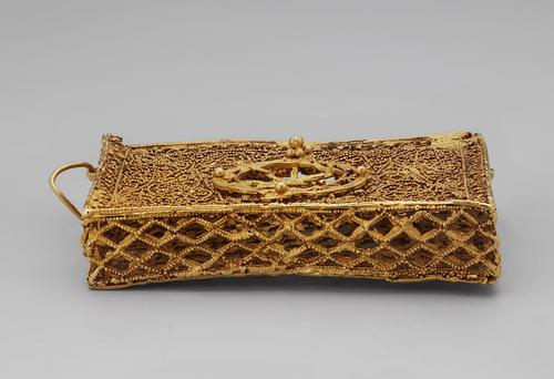 Side view of the Rectangular Qur’an case, box construction worked with very fine wire and granulation, direct view of the lattice side.
