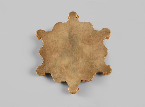Smooth gold back of the six-pointed openwork star