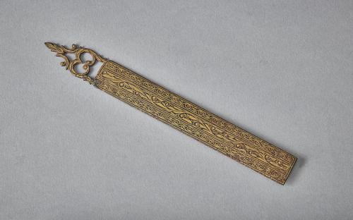 Back of gold damascened pen rest with interlacing pattern. 